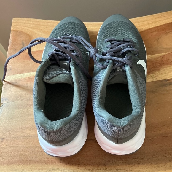 Nike Revolution 6 GS Kid's Running Shoes, Unsex, Size 4 Great for Back To School - Picture 6 of 7